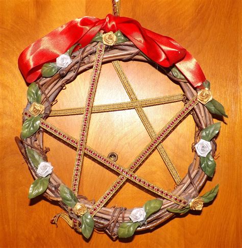 The connection between Wiccan yule wreaths and the concept of hygge